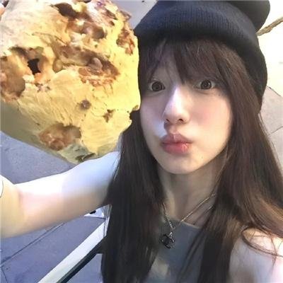 穿黄睡衣的女孩